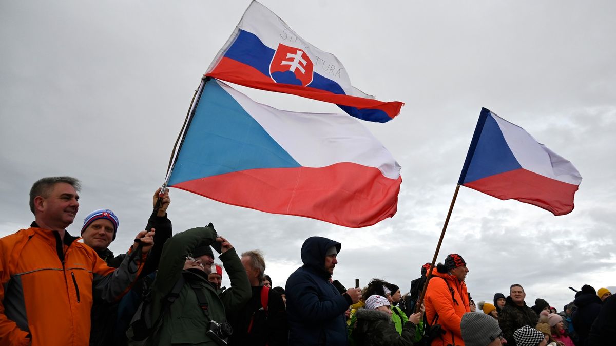 Jen slabá pětina Slováků věří v demokracii, Češi na tom nejsou o moc líp